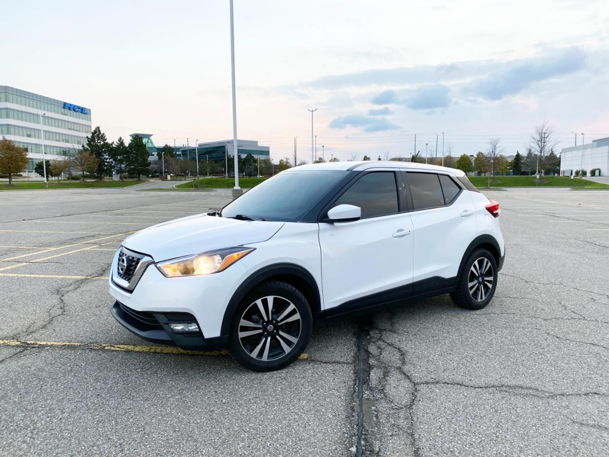 2019 white store nissan kicks